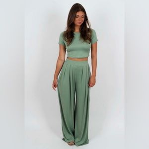 NWOT- Blushing Brunette Boutique Set in Green - Size L